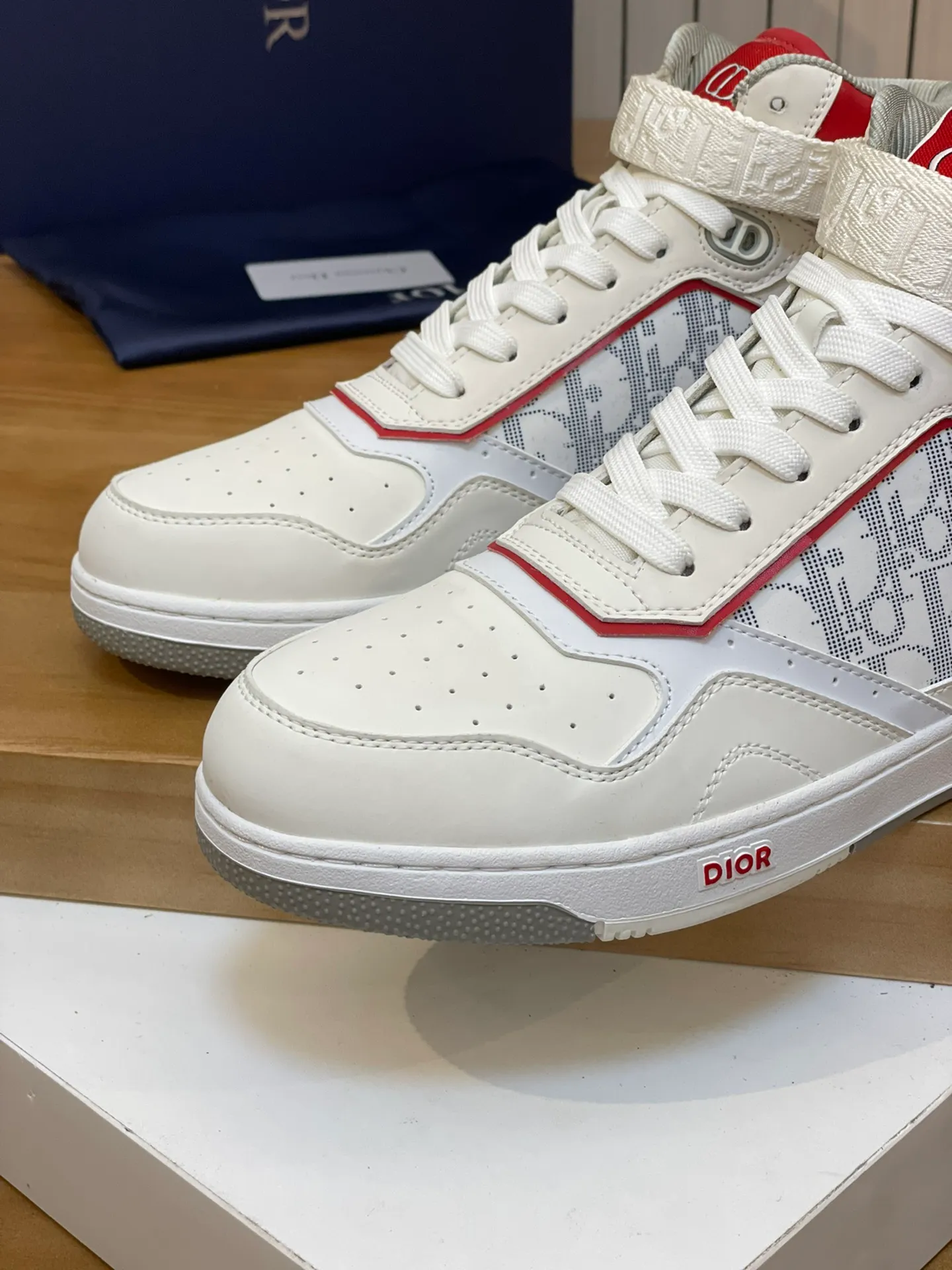 Men's shoes: 💰P460¥ Product trademark: Dior* "Dior*" high-top casual shoes Regular size: 38-44 (can be customized to 45.46) Product materials: Upper imported cowhide stitched with original fabric, breathable lining, original outsole. Number: 1006